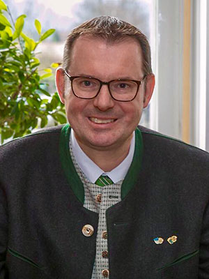 Portraitaufnahme vom Ersten Bürgermeister Christian Köck, gekleidet mit Trachtensakko